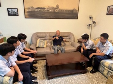 Students visit Chi Wen-Hao
